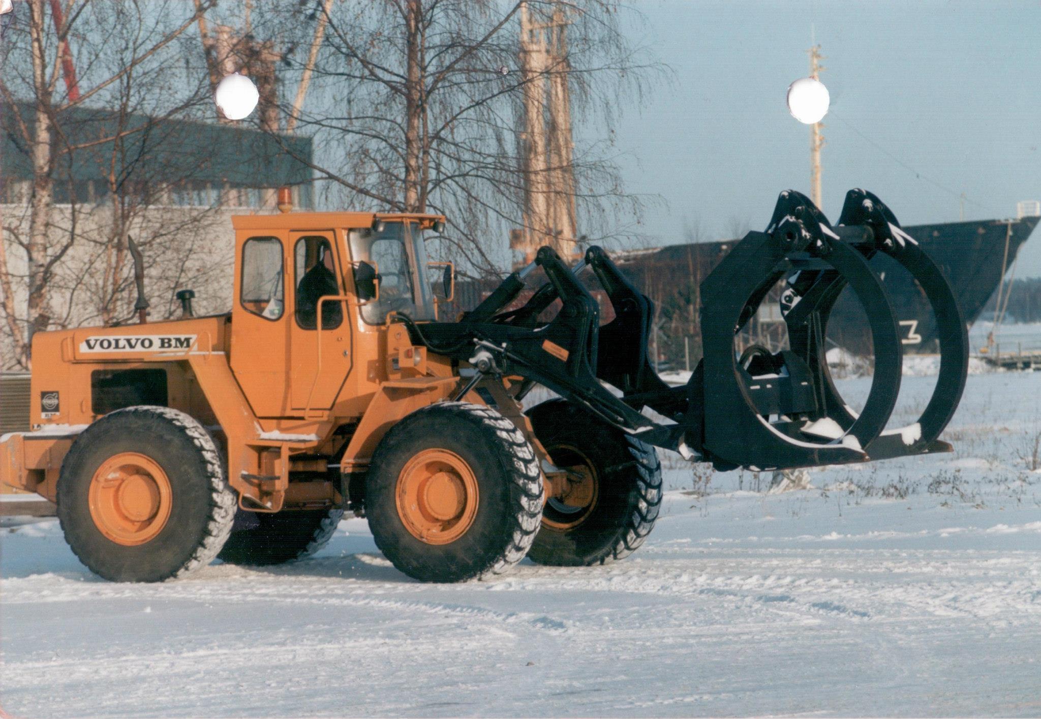 Volvo BM LM846, kuormaaja tukkikouralla.
