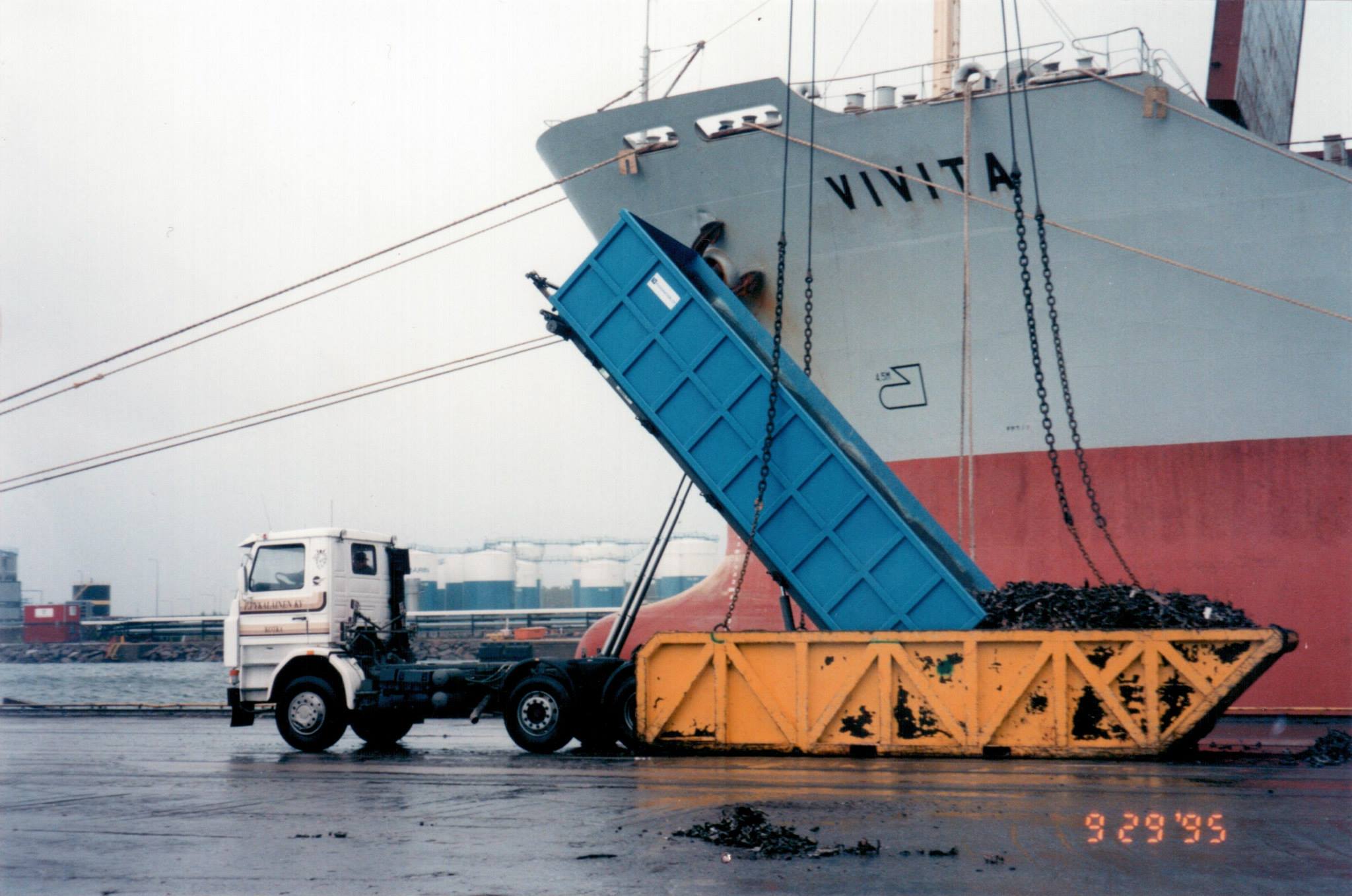 Scania 113H kippaamassa.